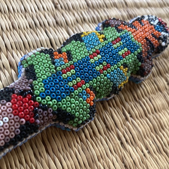 Vintage Folk Art beaded chameleon - Picture 4 of 5